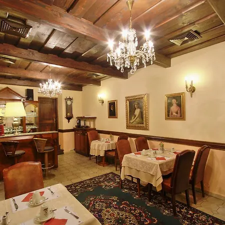 U Pava Hotell 4*